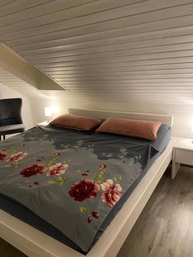 カロリーネンジールにあるCarolinensiel/Harlesielのベッドルーム1室(花の飾られたベッド1台付)
