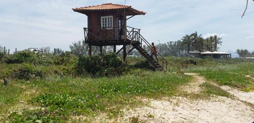 a lifeguard tower on the side of a beach at Condomínio Encantador (Blue das Americas) in Rio de Janeiro