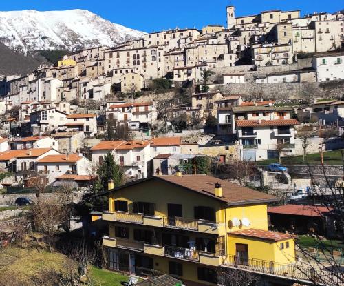a group of houses on a hill with a mountain at Villa Ola in Barrea