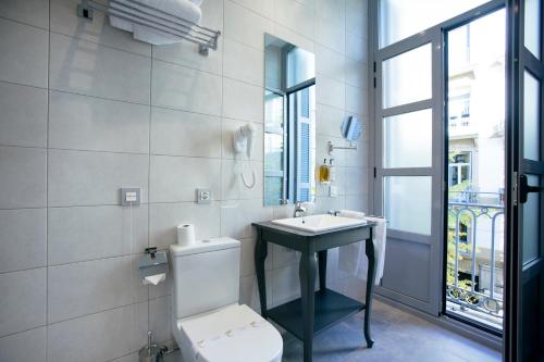 Ένα μπάνιο στο Legazpi Doce Rooms & Suites