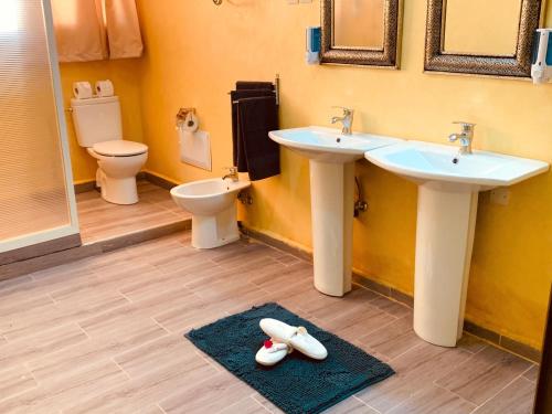 a bathroom with two sinks and a toilet at Villa Kesh Evasion Marrakech in Marrakesh