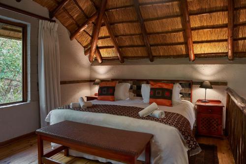 Postel nebo postele na pokoji v ubytování Grand Kruger Lodge and Spa