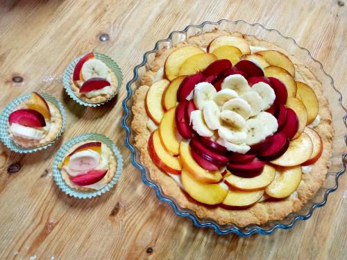a apple pie with fruit on a wooden table at B&B Santu Giuvanni "Un tuffo nel passato Fonnese" in Fonni