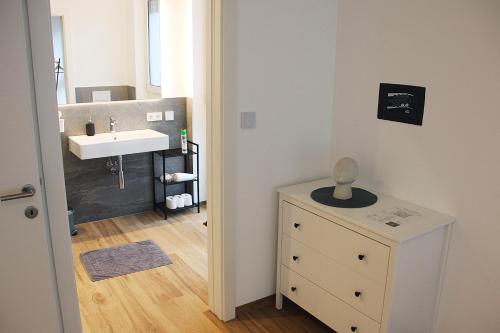un piccolo bagno con lavandino e cassettiera di Laurentia Penthouse Apartment a Merano