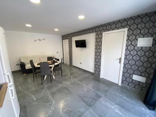 a dining room with a table and chairs and a door at Paraiso villas in Playa Paraiso