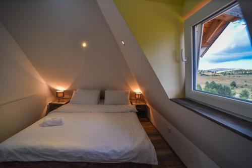 - une petite chambre avec un lit et une fenêtre dans l'établissement Vila Čarna Vodice, à Zlatibor