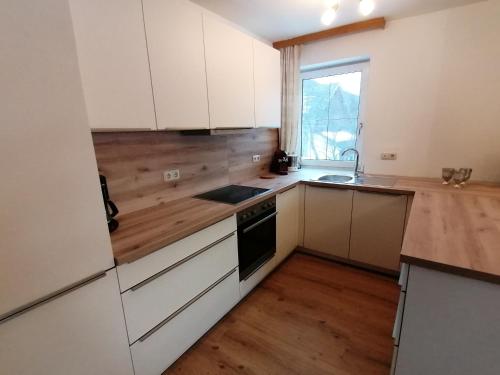 Una cocina o cocineta en Ferienhof Kehlbauer