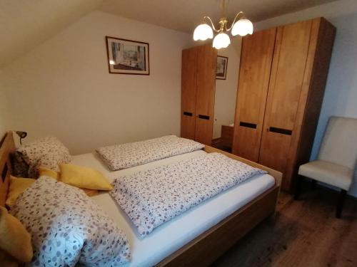 Una cama o camas en una habitación de Ferienhof Kehlbauer