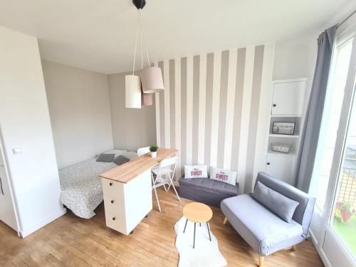 Habitación pequeña con cama y escritorio. en Vivez Le Centre ville à la Plage - Balcon en Le Havre