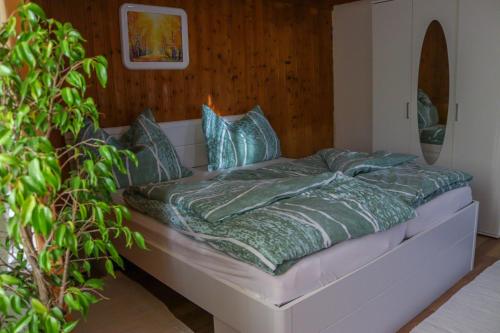 - un lit avec des oreillers verts dans l'établissement Ferienwohnung Riedbach, à Innsbruck