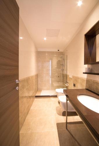 Bilik mandi di Diano Sporting Apartments
