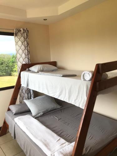 2 łóżka piętrowe w pokoju z oknem w obiekcie Quinta Don Noé w mieście San Mateo