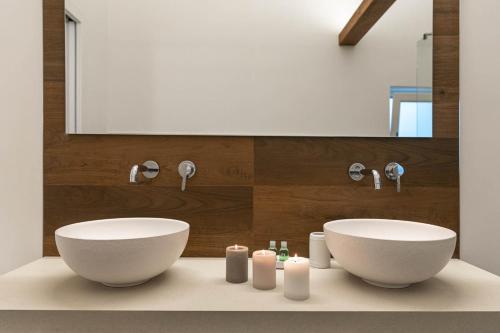 two white sinks on a counter in a bathroom at Albergo Diffuso Monopoli in Monopoli