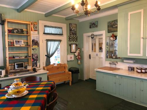 una cucina con un tavolo con una ciotola sopra di La Maison des Leclerc a Trois-Rivières