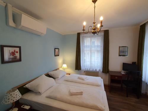 Postel nebo postele na pokoji v ubytování Hotel Pension Graf