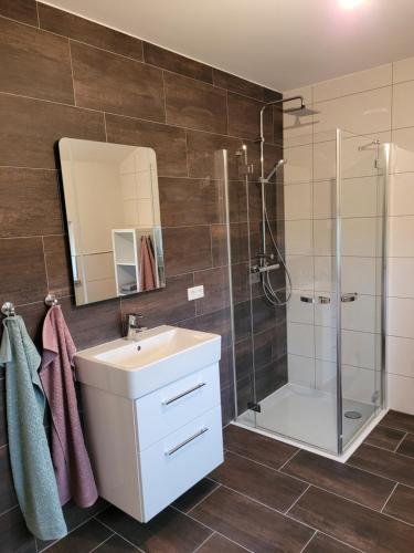 a bathroom with a sink and a shower at Beim Eifelfranken in Darscheid