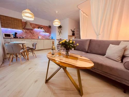 uma sala de estar com um sofá e uma mesa em Sunset Apart em Jelenia Góra