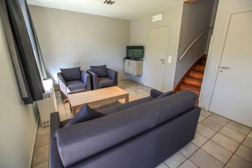 Ein Sitzbereich in der Unterkunft Maisons de Vacances Azur en Ardenne