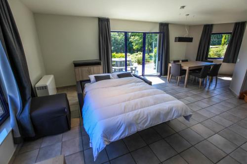 En eller flere senge i et værelse på Maisons de Vacances Azur en Ardenne