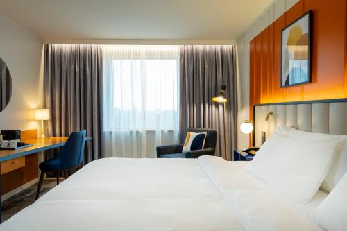 En eller flere senge i et værelse på voco Dusseldorf Seestern by IHG