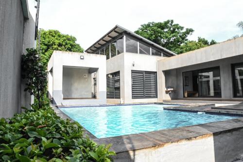 - une piscine en face d'une maison dans l'établissement ANISA GUESTHOUSE, à Thohoyandou