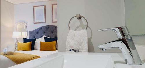 Ванная комната в Ellipse Luxury High Rise Apartment