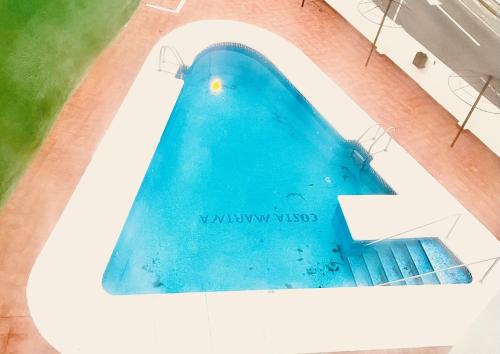 zdjęcie basenu w budynku w obiekcie Spectacular Apartment With Amazing Sea Views! w mieście Benalmádena