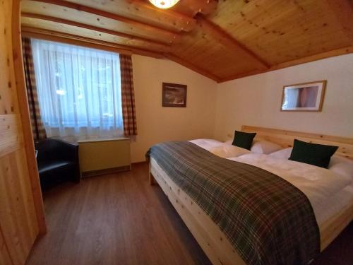 a bedroom with two beds and a window at Landhaus St. Georg in Sankt Martin am Tennengebirge