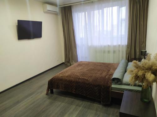 een hotelkamer met een bed en een raam bij Apartment on Klochkovskaya 152a in Charkov