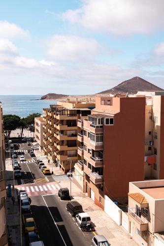 a city street with buildings and the ocean in the background at Hotel Ventus in El Médano