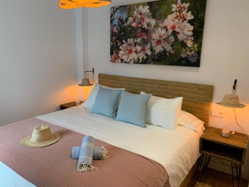 Posteľ alebo postele v izbe v ubytovaní CANYAMEL Apt 3A CALA VARQUES 100 mts from Canyamel Beach POOL CHILL-OUT TERRACE WITH AWESOME VIEWS