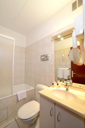 Ένα μπάνιο στο Hôtel d’Angleterre Grenoble Hyper-Centre
