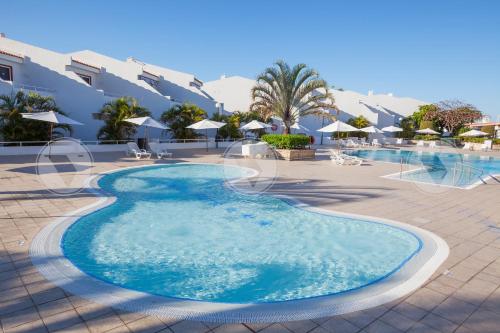 una piscina nel centro di un resort di WiFi Costa Adeje ad Adeje
