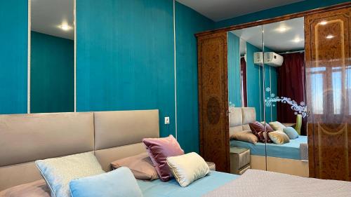 チェリャビンスクにあるInnHome Apartments Lenina Avenue 38のベッド2台と鏡が備わる客室です。