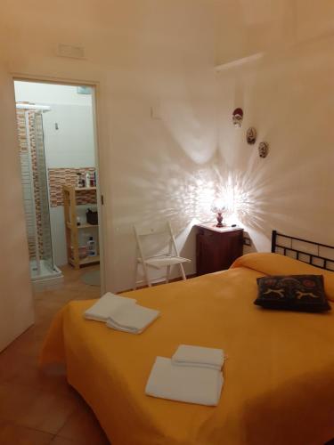 una camera da letto con un letto e due asciugamani di Casa Normanna a Salerno