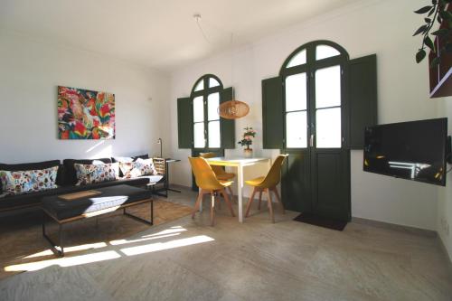 - un salon avec une table et un canapé dans l'établissement Casa Frajo, à Fuzeta