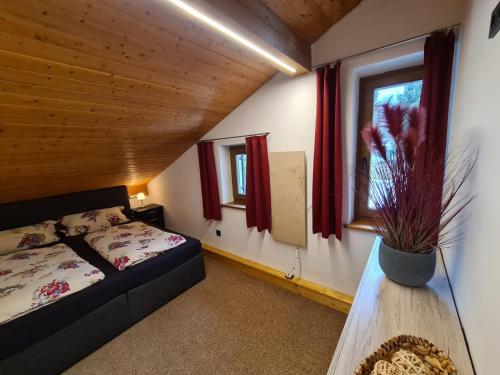 Un dormitorio pequeño con una cama y una ventana. en Ferienhaus Bayerischer Wald, en Regen