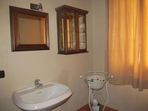 a bathroom with a sink and a mirror at Podere Campovecchio in Rapale