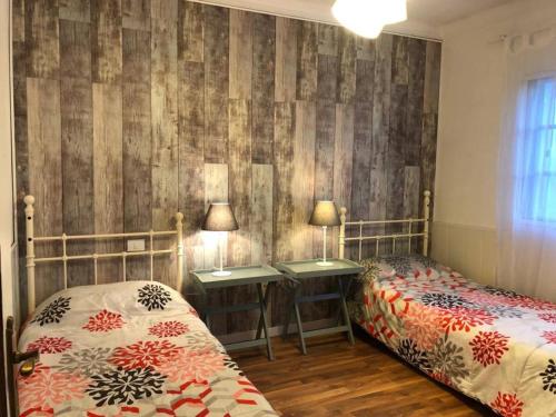 バルセキージョにあるCottage Gran Canaria En Reformasのベッドルーム1室(ベッド2台、ランプ付きテーブル2台付)