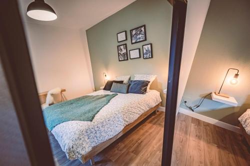 une chambre avec un lit dans une pièce dans l'établissement La Suite - Paisible et à deux pas de la gare, à Reims