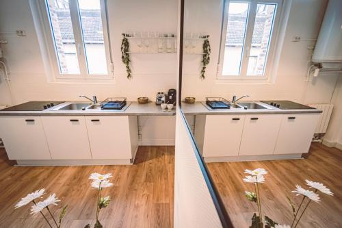 une salle de bain avec deux lavabos et deux fenêtres dans l'établissement La Suite - Paisible et à deux pas de la gare, à Reims