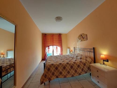a bedroom with a bed and a large mirror at Agriturismo Il Melograno in Tessera