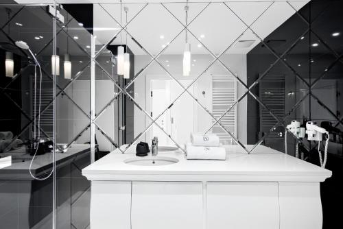 een badkamer met een wastafel en een spiegel bij Dreams apartments Dune B in Mielno