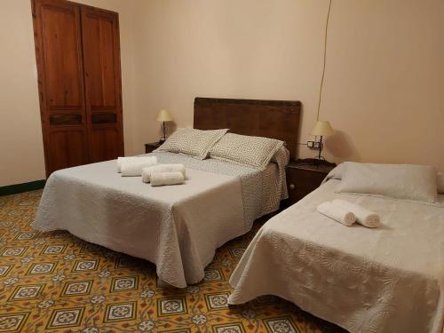 ein Schlafzimmer mit 2 Betten und Handtüchern darauf in der Unterkunft Casa Tòfol in Catí
