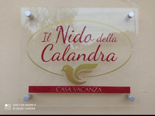 un panneau indiquant le nom du restaurant dans l'établissement Il Nido della Calandra, à Tuglie