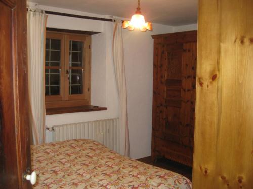 Sauze di CesanaVillamillefiori parte antica的一间带床和窗户的小卧室