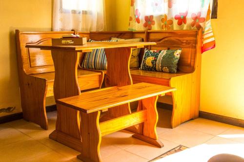 a wooden desk with a bench and a table at Cabañas Puerto Surf in Mar del Plata