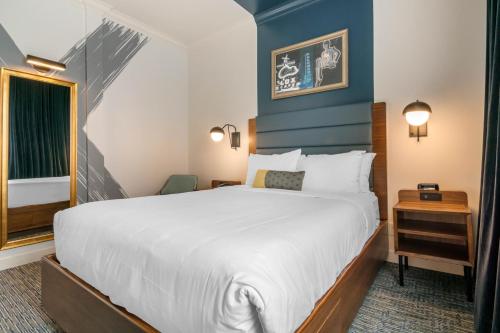 Säng eller sängar i ett rum på Hotel Belmont Vancouver MGallery