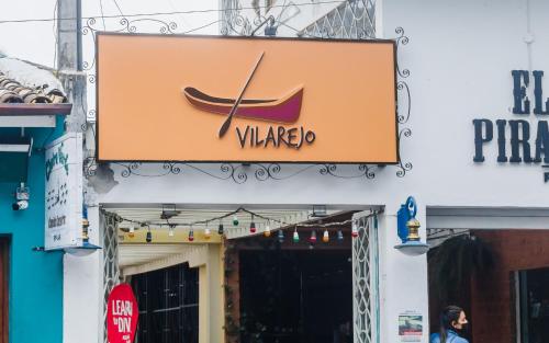 a sign on the side of a building at Vilarejo - Centro Histórico Ilhabela in Ilhabela