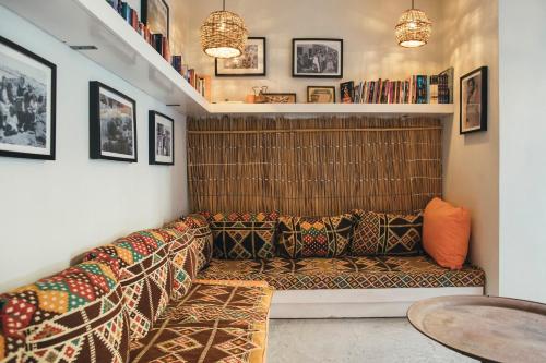 دار دهب في دهب: غرفة معيشة مع أريكة وطاولة